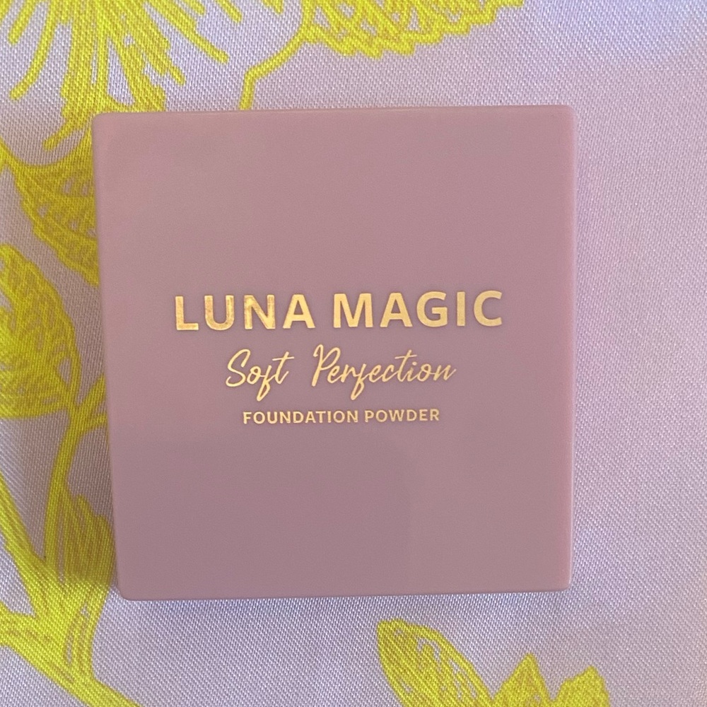 ⭐️HP⭐️🆕Luna Magic|Soft Perfection Foundation Powder (light)